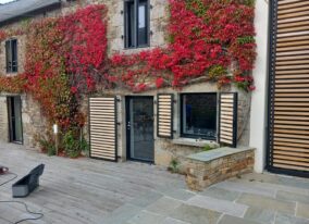 Habillage volets bois en lames châtaignier