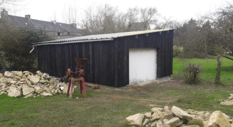 Habillage d'un ancien garage en bardage en bois brûlé